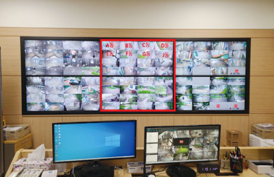 학교 건물 CCTV를 모니터링 하는 화면의 모습